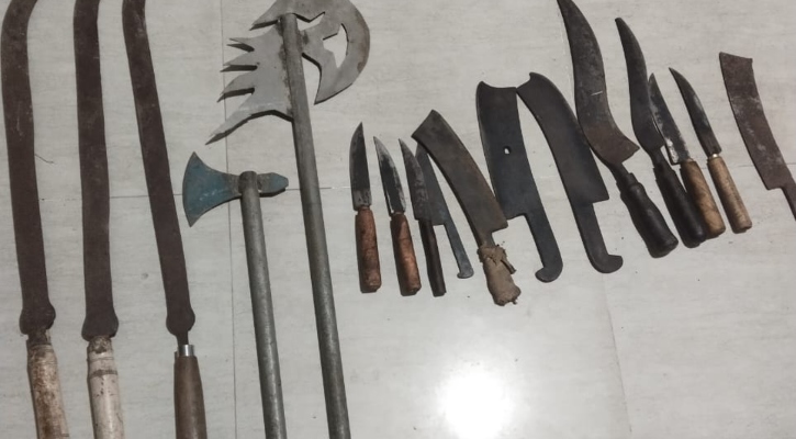 শাহজাদপুরে বিপুল সংখ্যক দেশি
অস্ত্র জব্দ